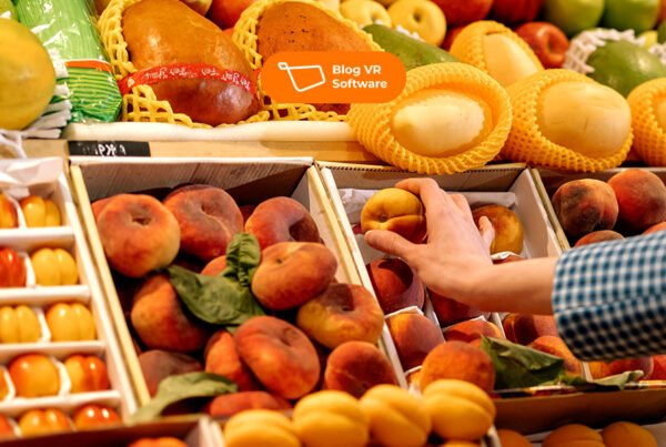 Pessoa selecionando frutas frescas em uma vitrine colorida em um mercado.