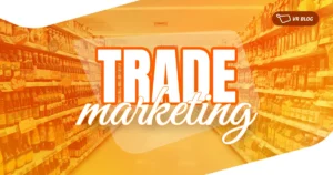 Banner do blog VR Software sobre trade marketing no supermercado, com corredor de loja e prateleiras repletas de bebidas ao fundo