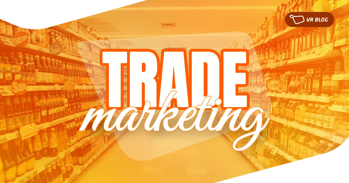 Banner do blog VR Software sobre trade marketing no supermercado, com corredor de loja e prateleiras repletas de bebidas ao fundo