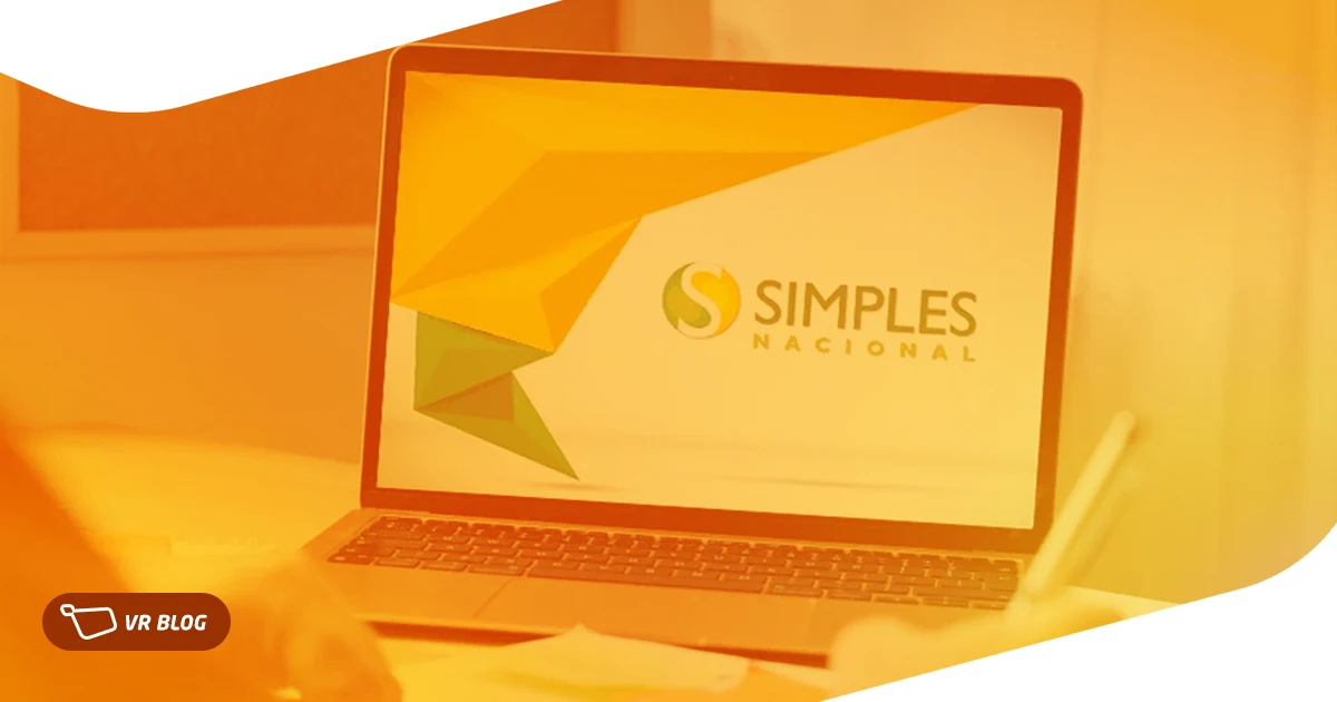 Laptop com informações sobre o Simples Nacional, representando mudanças e novo prazo para empresas do varejo.